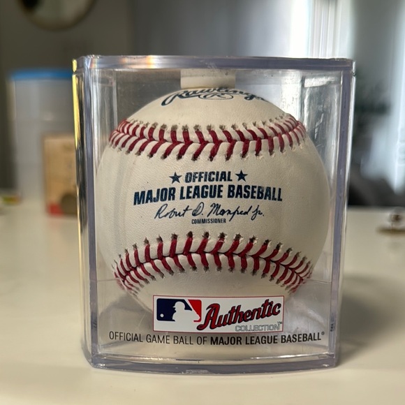 Authentic MLB Baseball in Display Case - Picture 5 of 5